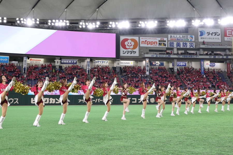 コラボパフォーマンスを披露する東北ゴールデンエンジェルスとRakuten Girls 【写真提供：(C)Rakuten Eagles】