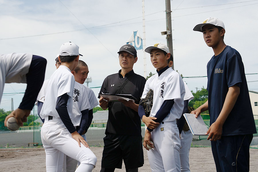 中学生一人ひとりに丁寧にデータ分析の知見を授けた【写真:磯田健太郎】
