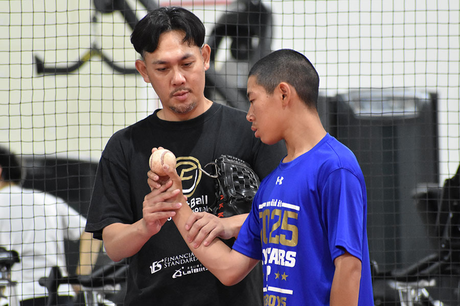 投球を指導する久古健太郎さん【写真：高橋幸司】