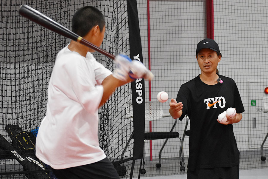 打撃を指導する志田宗大さん【写真：高橋幸司】