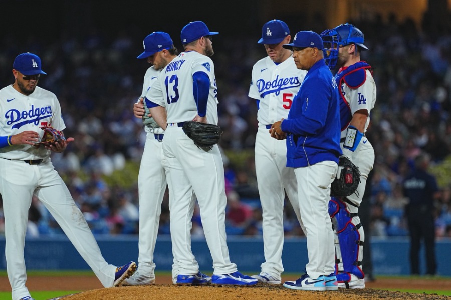 ロッキーズ戦の8回に逆転を許しマウンドに集まるドジャース【写真：荒川祐史】