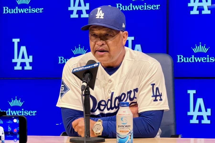 試合後の会見に臨んだドジャースのデーブ・ロバーツ監督【写真：小谷真弥】