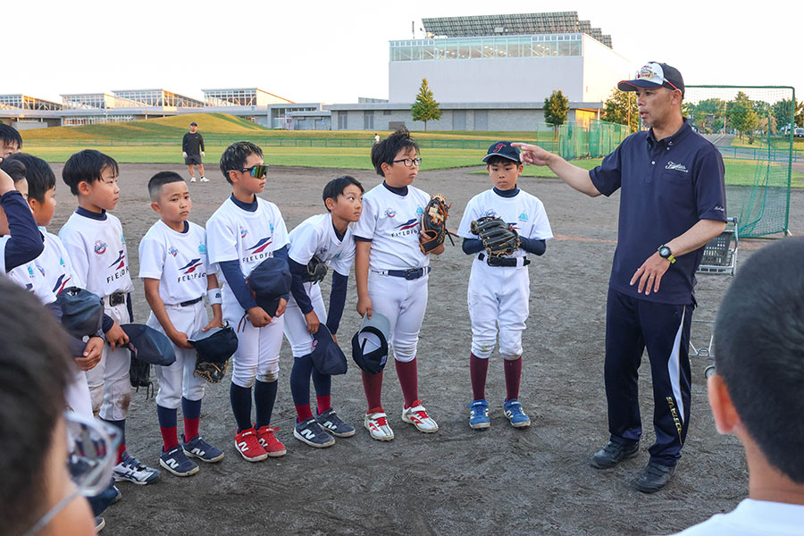東川大雪少年野球クラブ・小林弘明監督(右)【写真:石川加奈子】