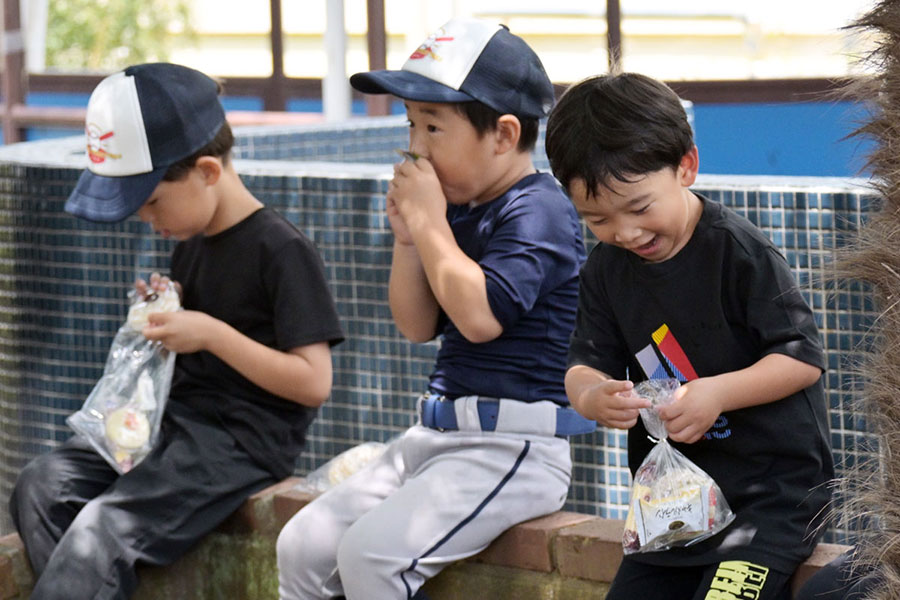 「おやつタイム」ではみんなが笑顔【写真：フィールドフォース提供】