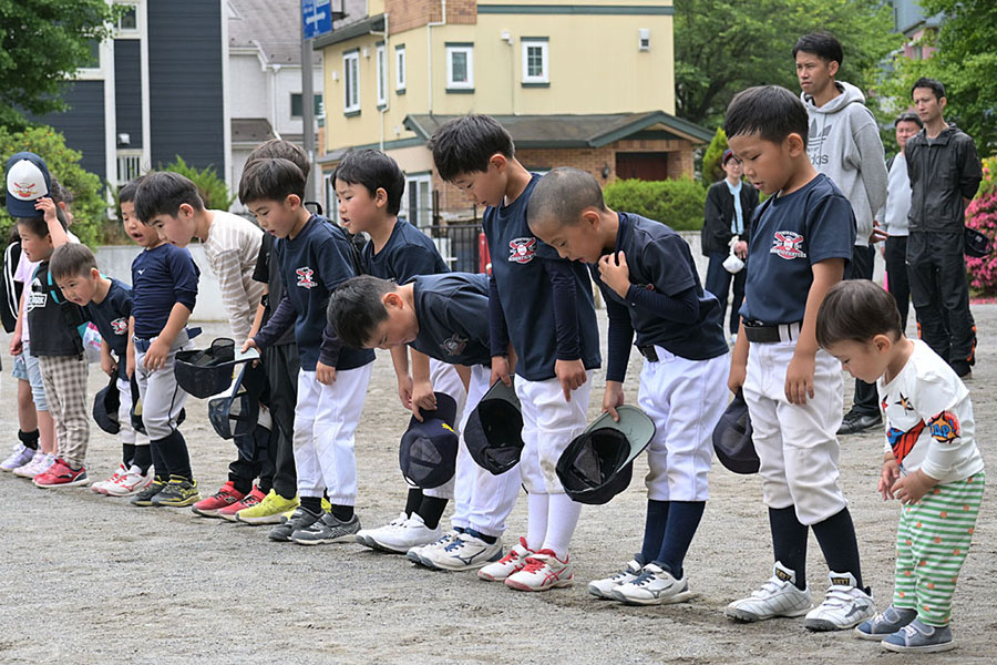 練習を終えた後は全員でしっかりあいさつ【写真：フィールドフォース提供】