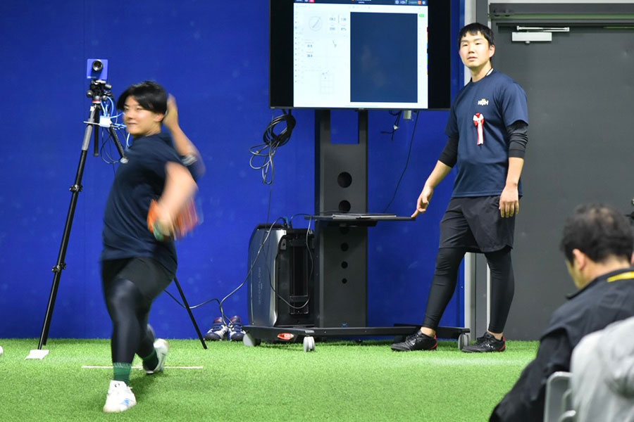 K.O.Hで投球を指導する様子【写真：本人提供】