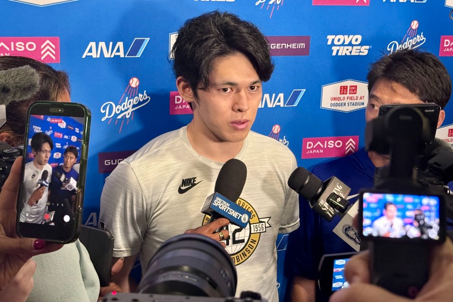 試合後、取材に応じるドジャース・佐々木朗希【写真:小谷真弥】