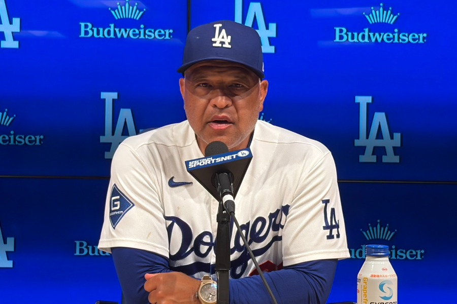 試合後、取材に応じるドジャースのデーブ・ロバーツ監督【写真：小谷真弥】