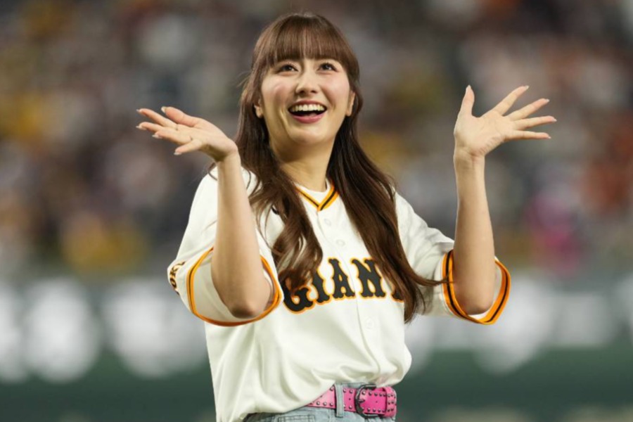 始球式に登場した「ももいろクローバーZ」の佐々木彩夏さん【写真：井上学】