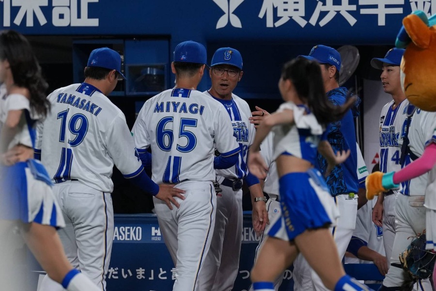 先輩・山崎康晃(左)から言葉をかけられる宮城【写真:井上学】