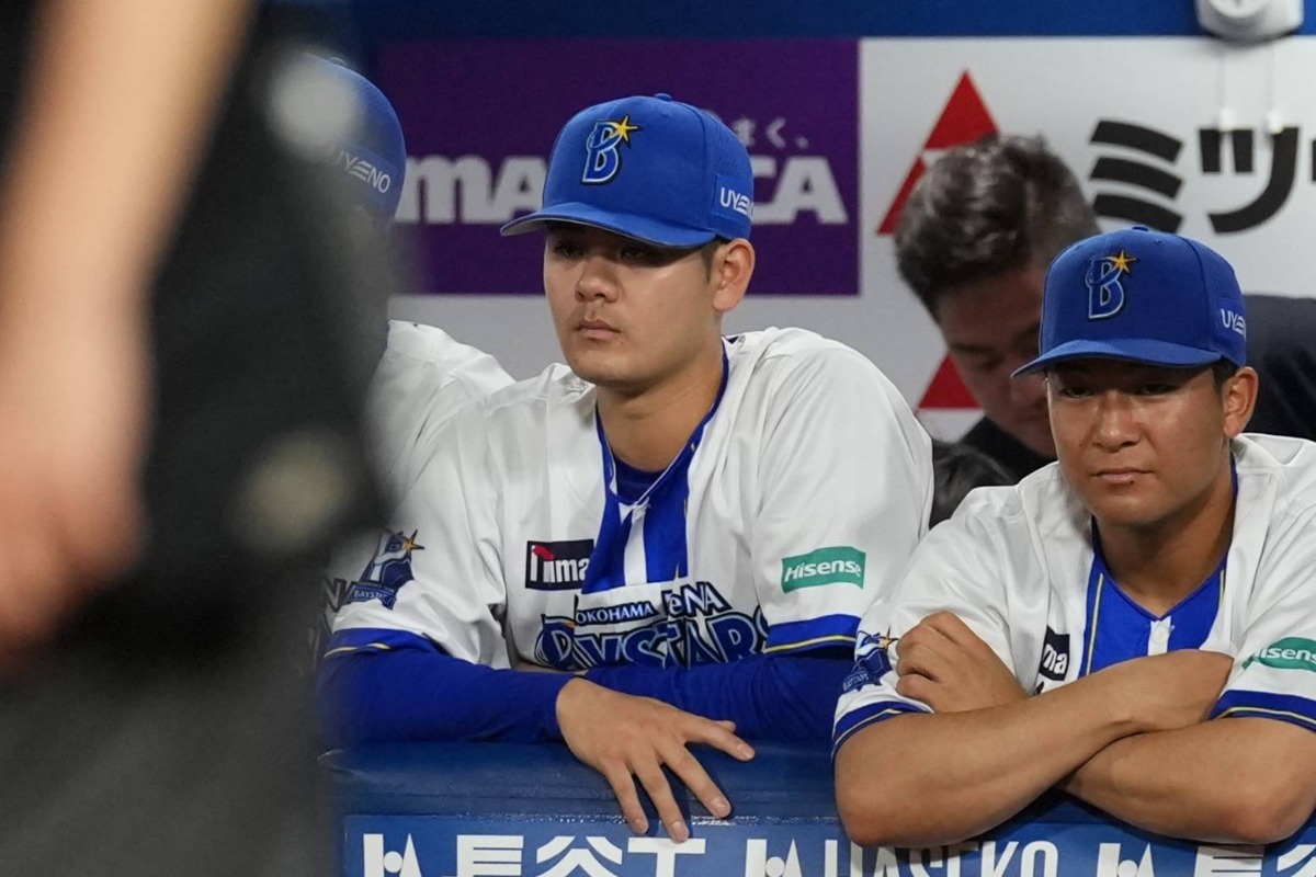 2日の広島戦で失点し、ベンチで涙を流すDeNA・宮城滝太【写真：井上学】