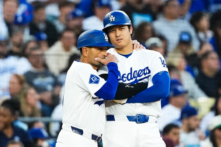 ドジャースの三塁コーチを務めるディノ・イーベル（左）と大谷翔平【写真：黒澤崇】