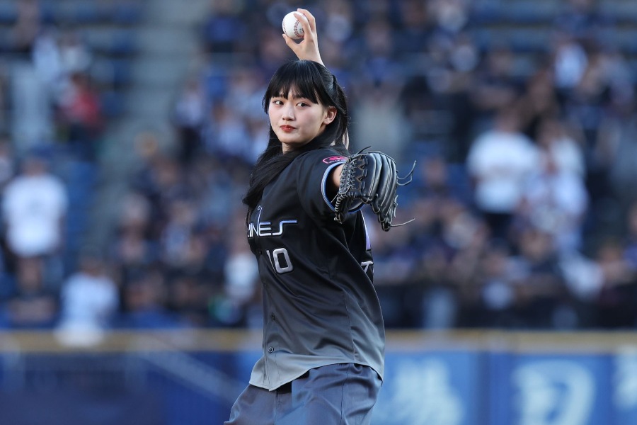 始球式に登場した櫻坂46・山崎天さん【写真:球団提供】