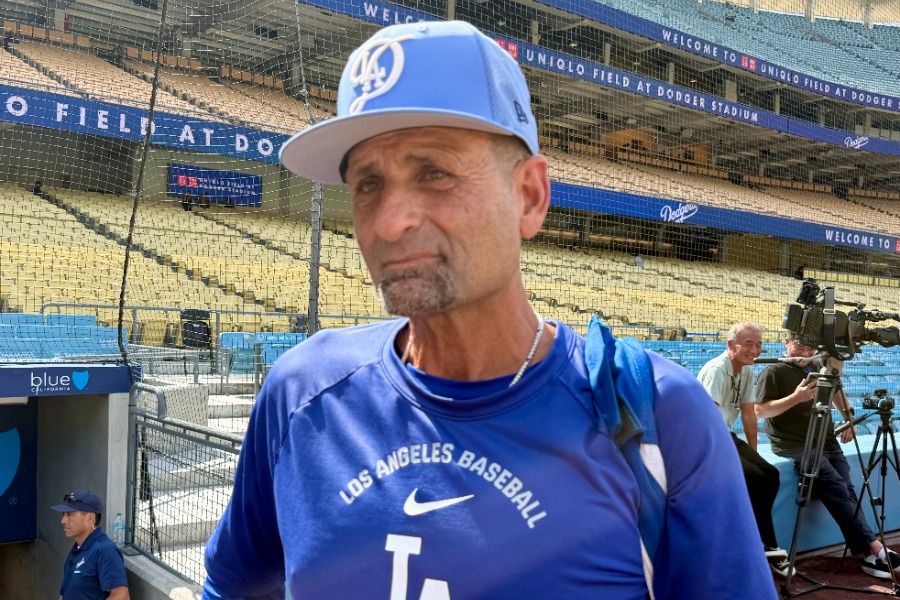 ドジャースのディノ・イーベル三塁コーチ【写真：小谷真弥】