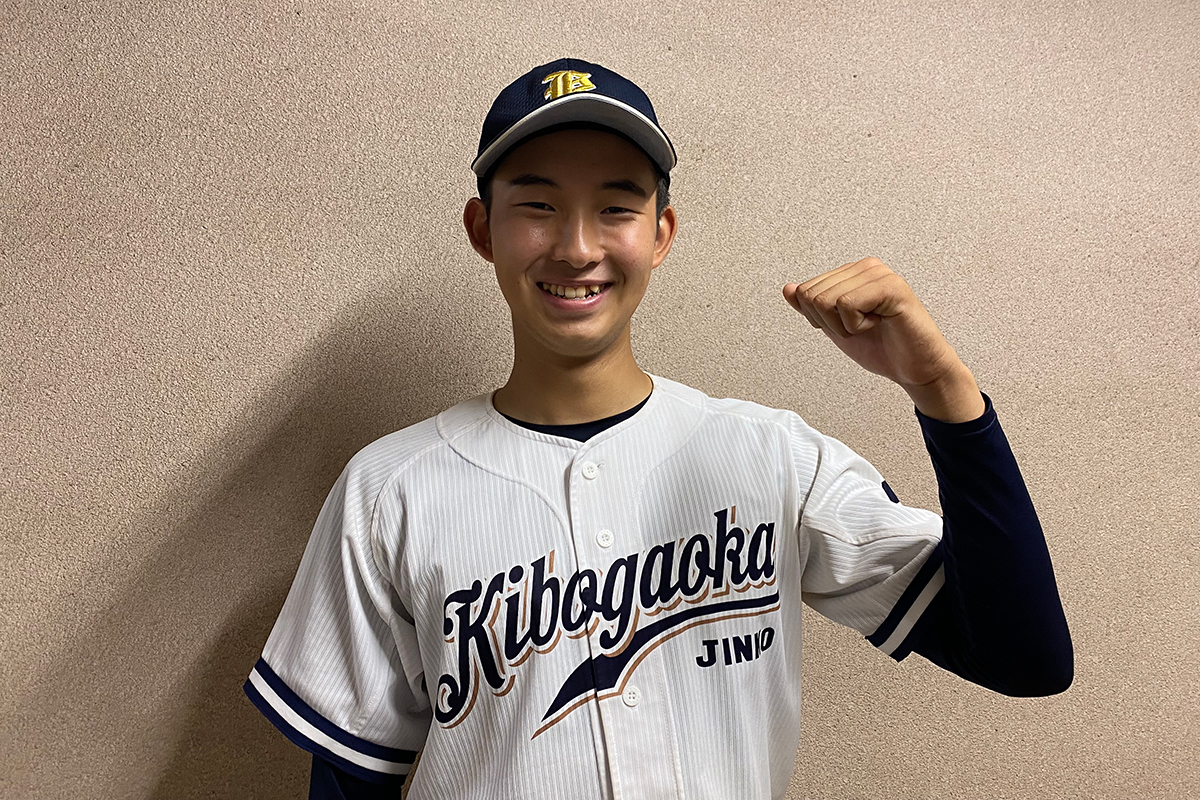 笑顔でポーズを取る希望ケ丘・篠晴仁【写真：大利実】