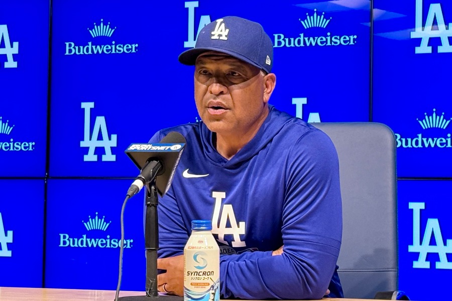 試合後の取材に応じたドジャースのデーブ・ロバーツ監督【写真：小谷真弥】