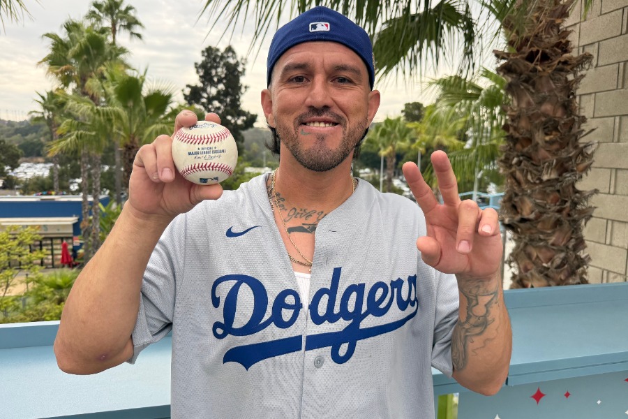 大谷翔平の22号球を手にしたフェルナンド・ゴンザレスさん【写真：小谷真弥】