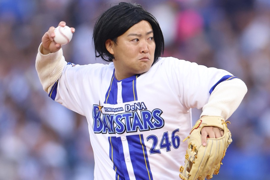 始球式に登場したお笑いコンビ「ナチョス。」のにしむらさん【写真提供:産経新聞社】