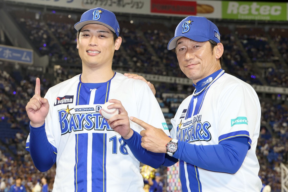 昨年7月に初勝利を挙げて三浦大輔前監督（右）と記念撮影をする小園【写真提供：産経新聞社】