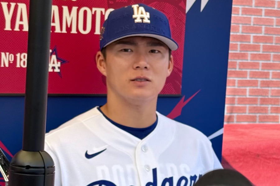 取材に応じるドジャース・山本由伸【写真:小谷真弥】