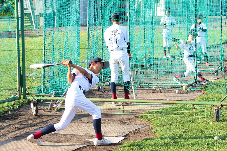 4台のマシンを使って打撃練習をする様子【写真：石川加奈子】