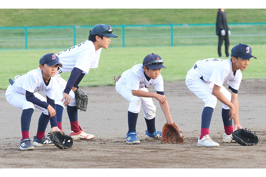 守備の基本姿勢を確認する選手たち【写真:石川加奈子】