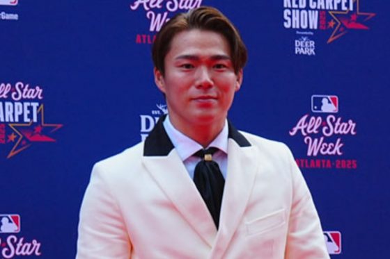 山本由伸、レッドカーペットに登場　黒のタキシード＆左手にロレックスの高級時計…沿道から歓声