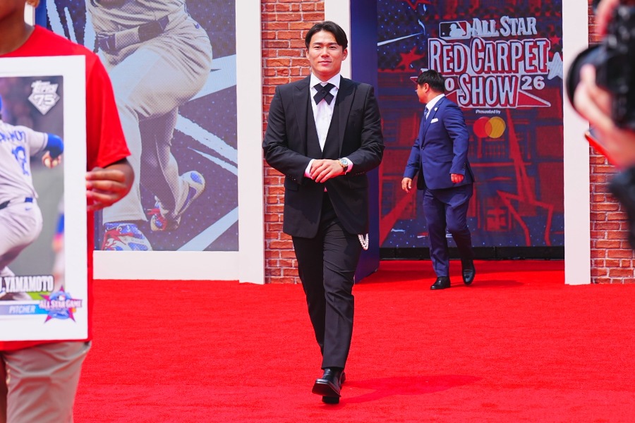 レッドカーペットショーに登場したドジャース・山本由伸【写真：荒川祐史】