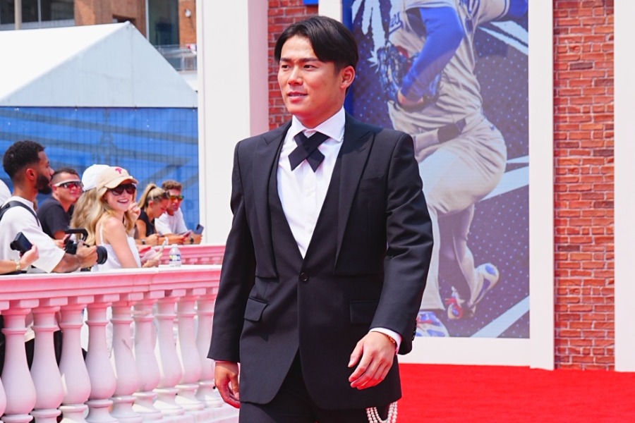 レッドカーペットショーに登場したドジャース・山本由伸【写真：荒川祐史】