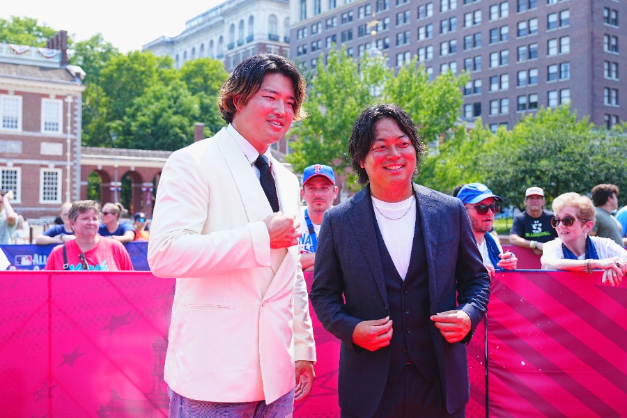 レッドカーペットに登場したWソックス・村上宗隆(左)と八木賢造通訳【写真:荒川祐史】