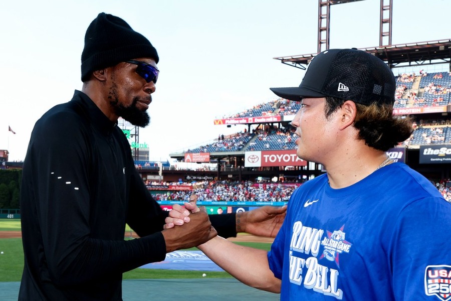 NBAヒューストン・ロケッツのケビン・デュラント（左）とWソックス・村上宗隆（写真はMLB公式X）