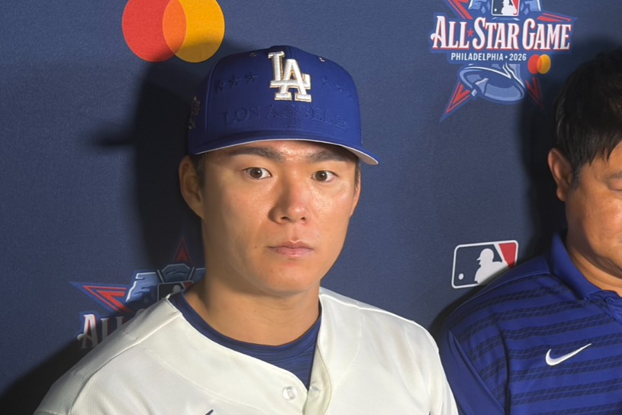 オールスターゲームで取材に応じたドジャース・山本由伸【写真：真柴健】
