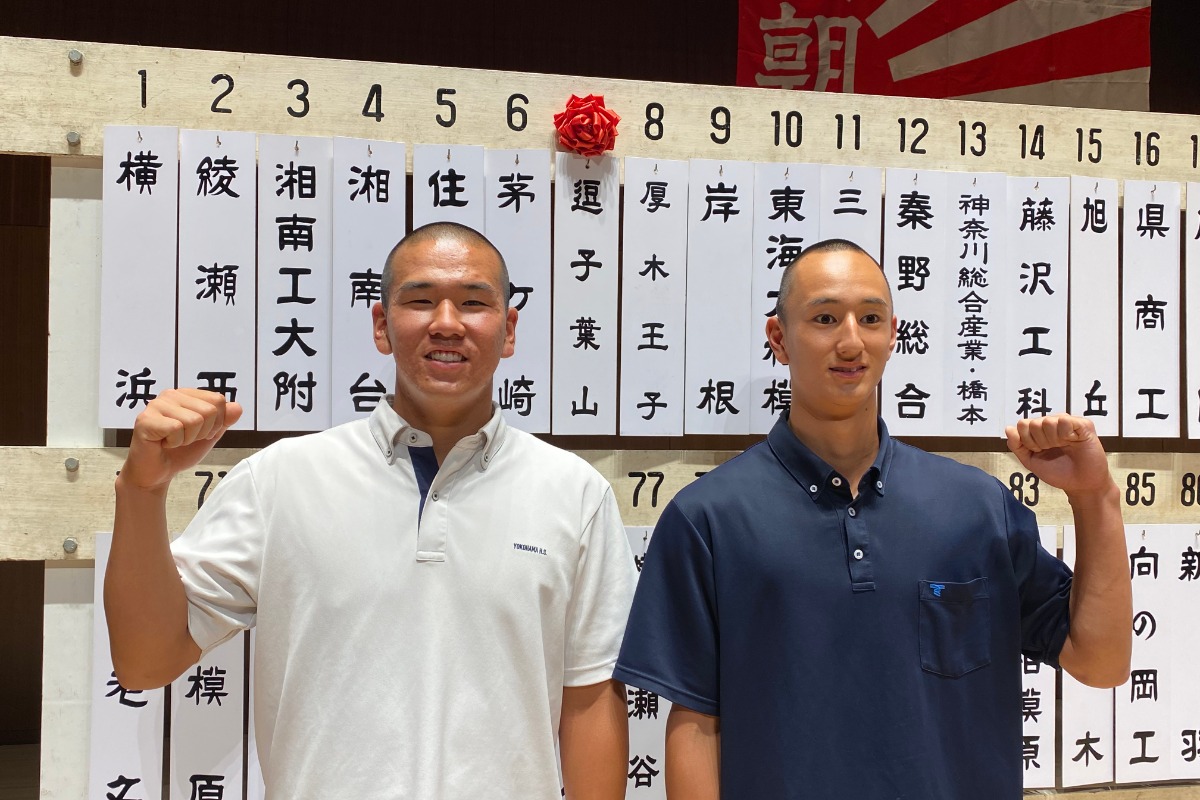 横浜・小野舜友（左）と東海大相模・安嶋浬久【写真：大利実】