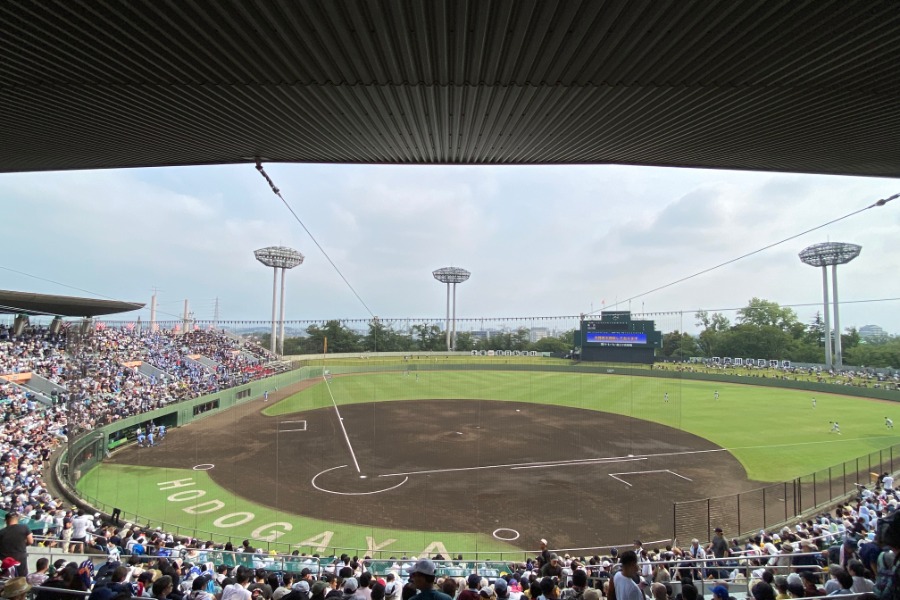 横浜-東海大相模戦が行われるサーティーフォー保土ケ谷球場【写真：大利実】