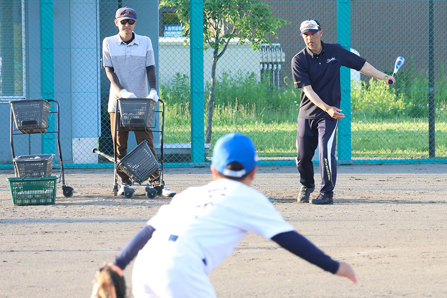 東川大雪少年野球クラブ・小林弘明監督（右）【写真：石川加奈子】