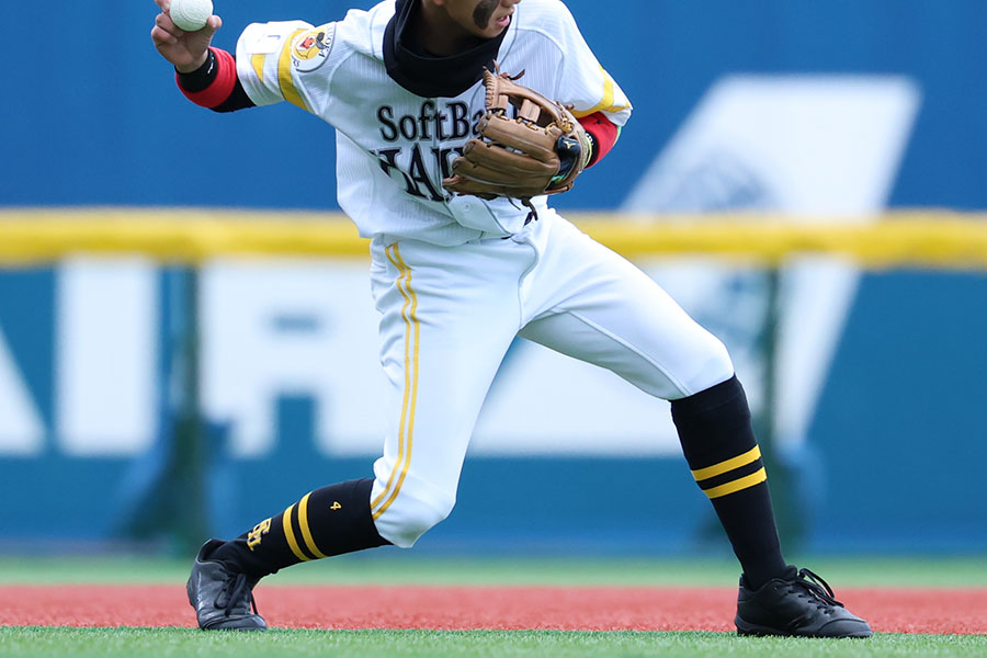 内野手の正確な送球につながるテークバックの取り方とは(写真はイメージ)