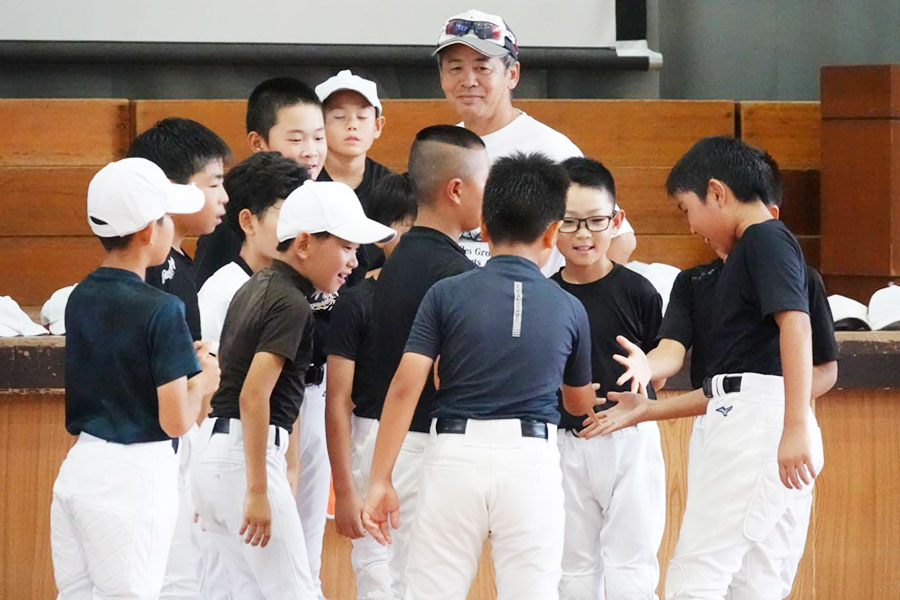 庄野シリウスナインと林貴俊監督（中央奥）【写真：橋本健吾】