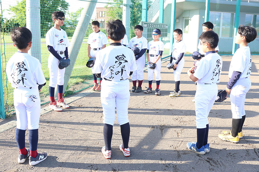練習開始前には一人一人がその日の目標を発表する【写真：石川加奈子】