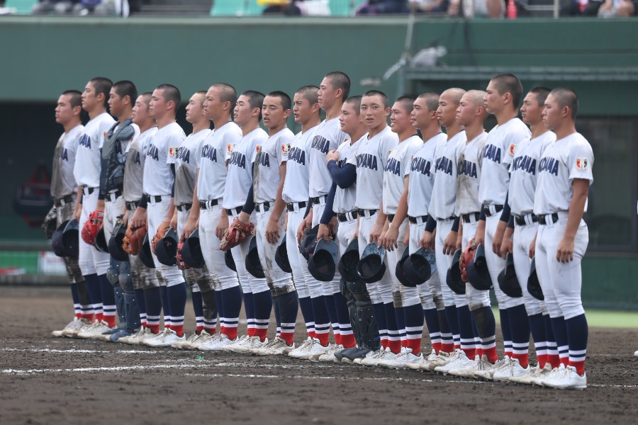 東海大相模に勝利した横浜ナイン【写真:加治屋友輝】