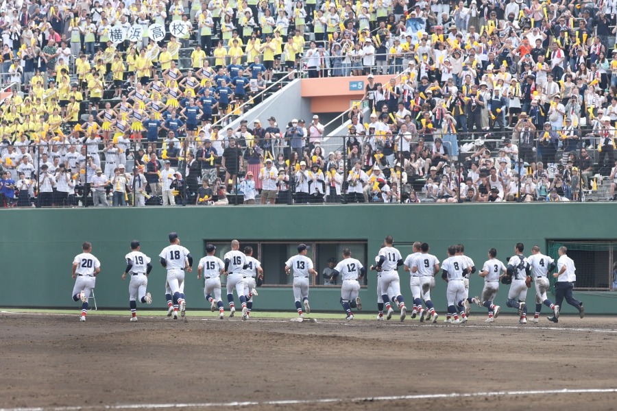 横浜が東海大相模にコールド勝ちを収めた【写真：加治屋友輝】
