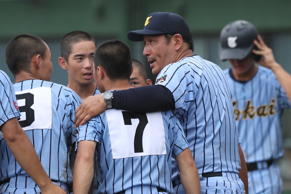 横浜戦で指揮した東海大相模・原俊介監督（右）【写真：加治屋友輝】