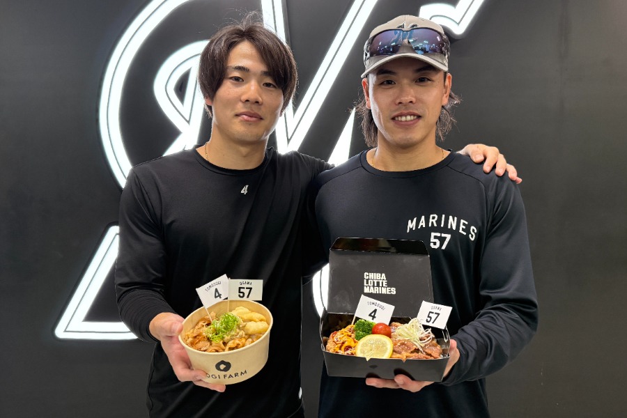 「オガトモコンビ」コラボグルメをアピールするロッテ・小川龍成（右）と友杉篤輝【写真：球団提供】