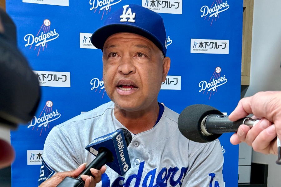 試合後の取材に応じたドジャースのデーブ・ロバーツ監督【写真：小谷真弥】