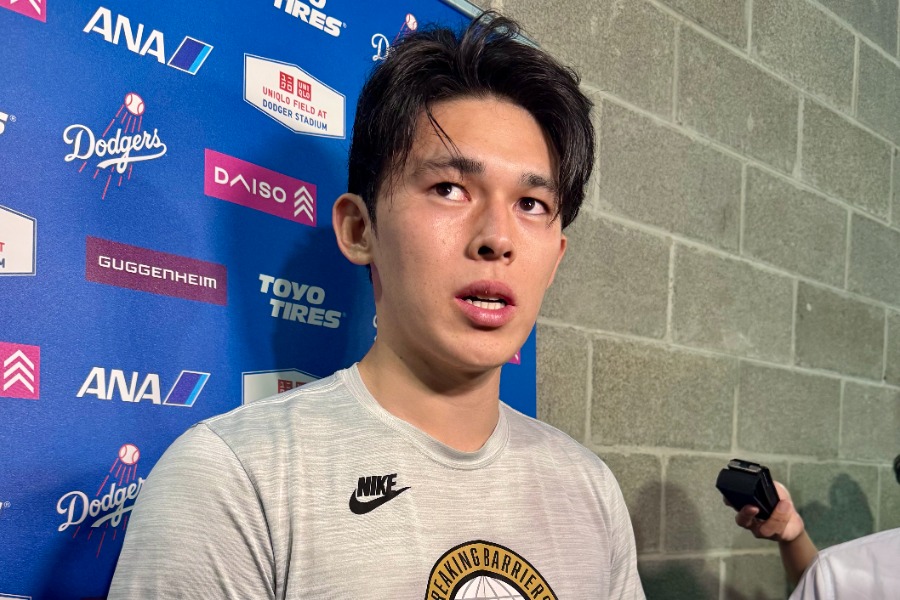 試合後の取材に応じたドジャース・佐々木朗希【写真:小谷真弥】