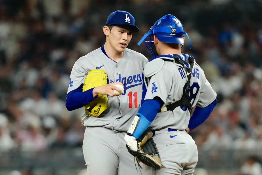 ヤンキース戦に先発したドジャース・佐々木朗希（左）とダルトン・ラッシング【写真：ロイター】