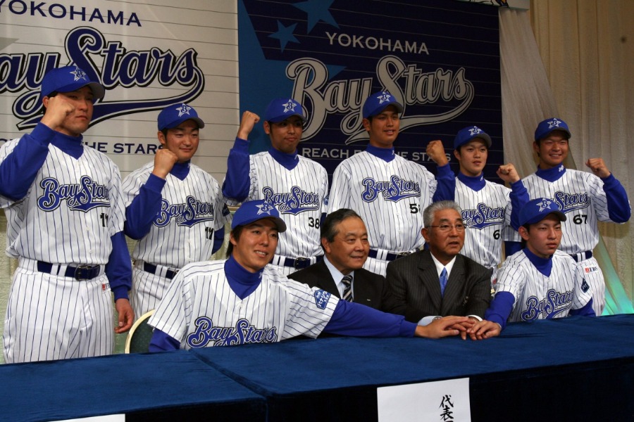 横浜の入団会見に臨んだ田中健二朗氏(前列右端)【写真提供:産経新聞社】