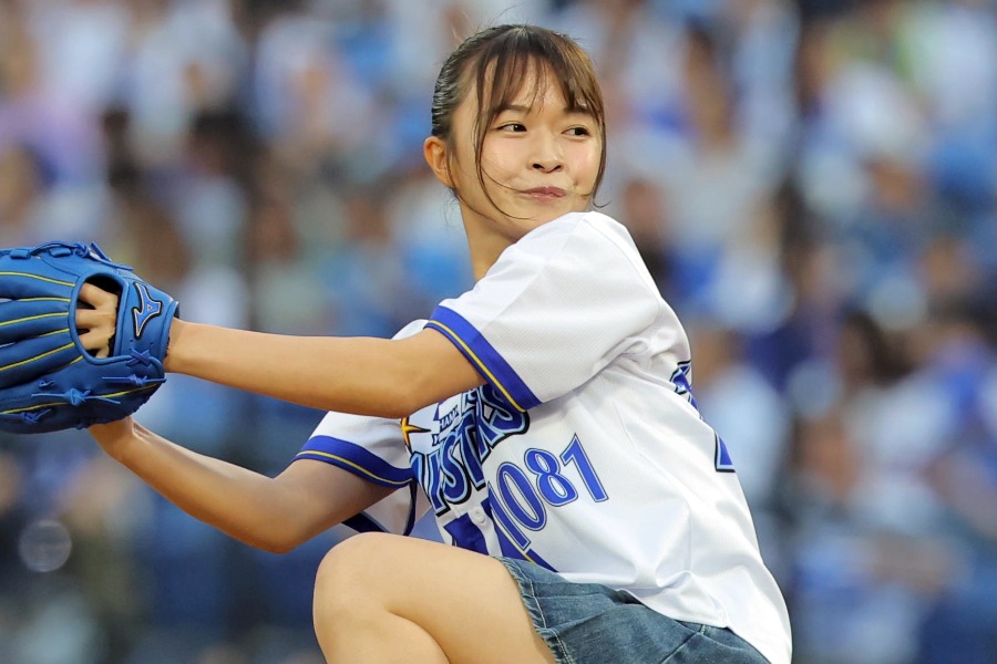 始球式に登場した百川晴香さん【写真提供:産経新聞社】