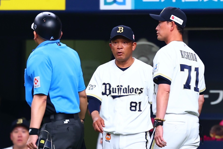 リクエストの結果に対し詰め寄るオリックス・波留敏夫コーチ(左)と岸田護監督【写真:加治屋友輝】