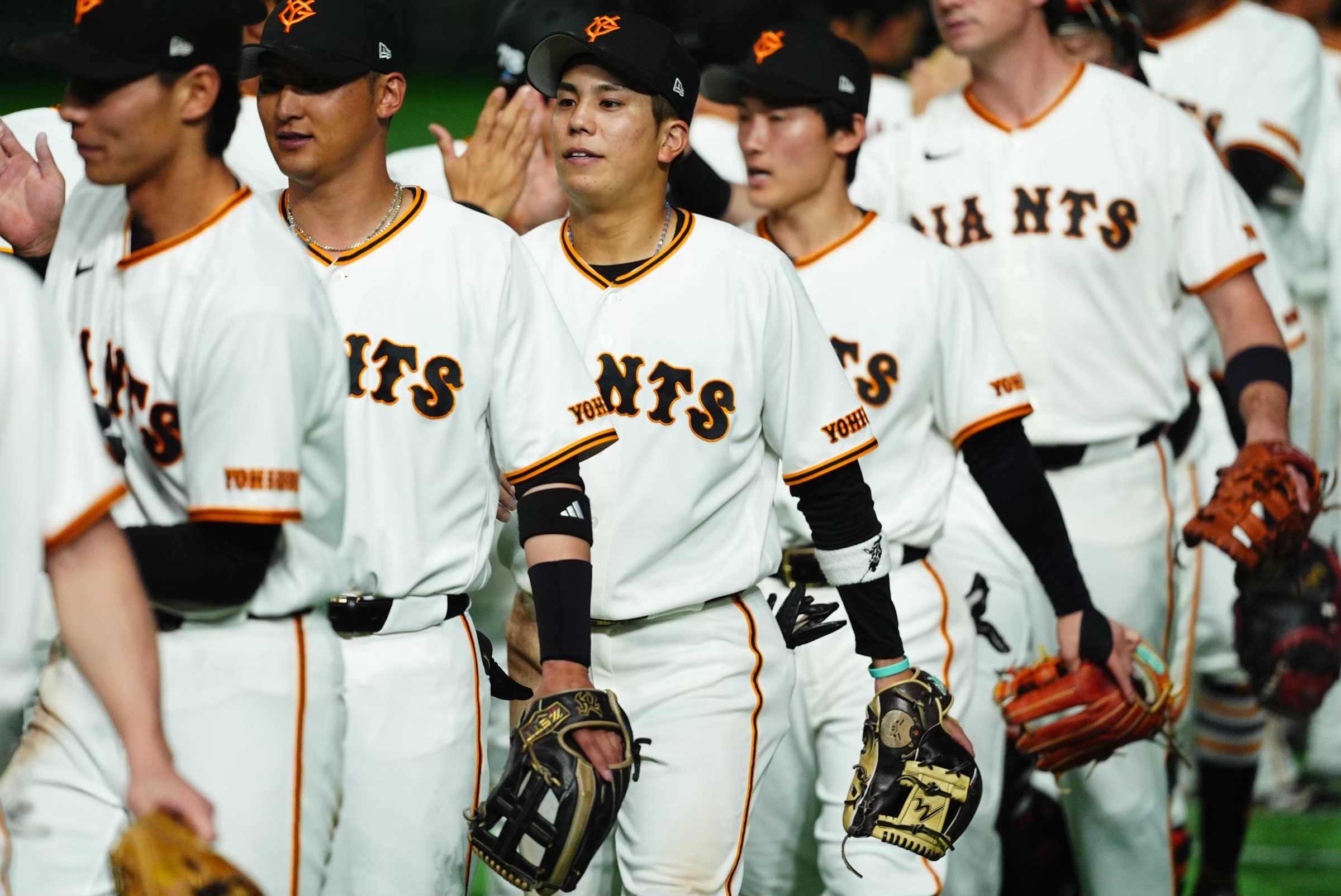 バンドを付けて今季プレーする巨人・門脇誠【写真:小林靖】