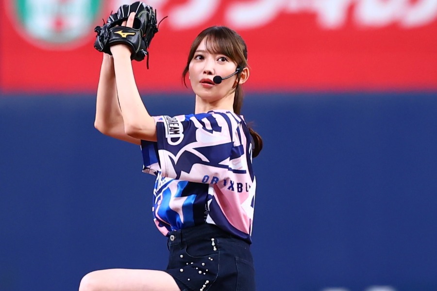 始球式を行った乃木坂46・黒見明香さん【写真:加治屋友輝】